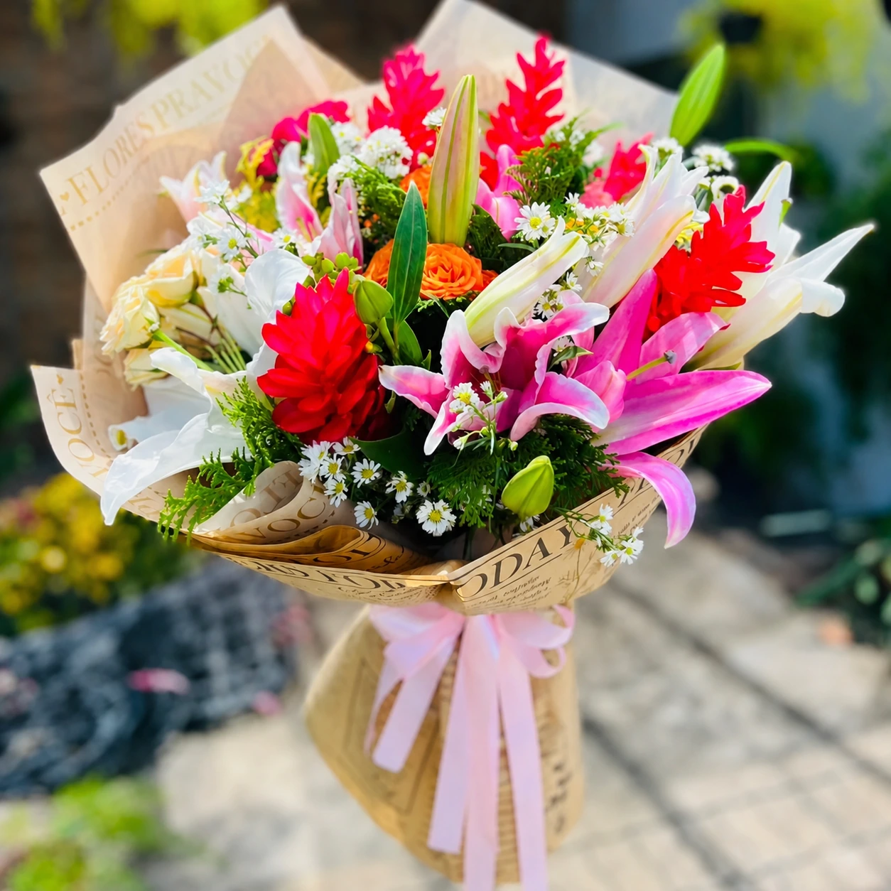 Buquê real colorido com lírios e flores variadas, preparado pela Flores do Campo